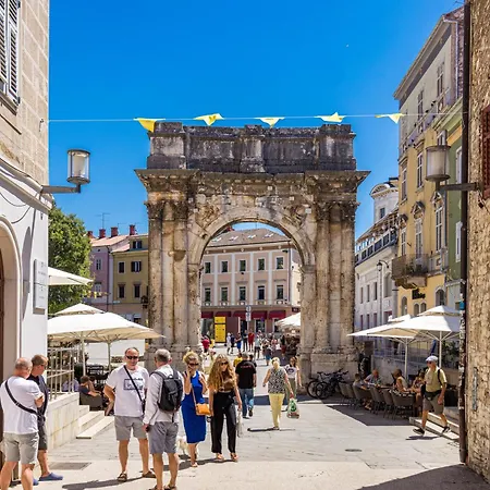 Sunlit Terrace In The Heart Of The City Pula