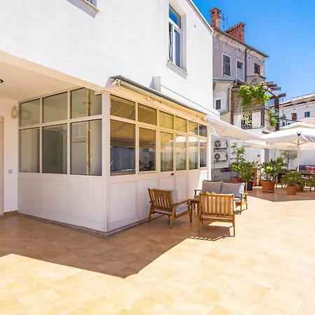 Apartment Sunlit Terrace In The Heart Of The City